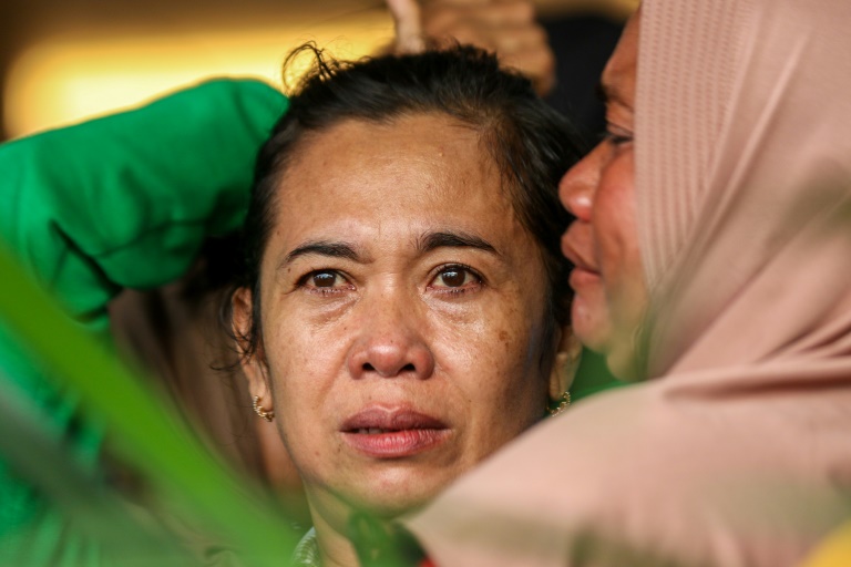 Des proches attendent des nouvelles de l'opération de recherche après le naufrage d'un ferry au large de l'île indonésienne de Bali, qui a fait plusieurs dizaines de disparus, à Banyuwangi, dans l'est de Java, le 3 juillet 2025