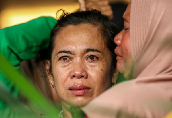 Des proches attendent des nouvelles de l'opération de recherche après le naufrage d'un ferry au large de l'île indonésienne de Bali, qui a fait plusieurs dizaines de disparus, à Banyuwangi, dans l'est de Java, le 3 juillet 2025