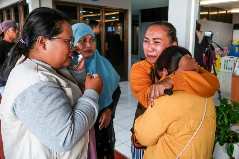 Les secours recherchent plusieurs dizaine de disparus dans le détroit de Bali après le naufrage d'un ferry au large de l'île indonésienne, tandis que des proches des passagers attendent à Banyuwangi, dans l'est de Java, le 3 juillet 2025