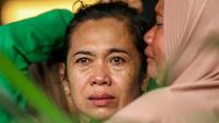 Des proches attendent des nouvelles de l'opération de recherche après le naufrage d'un ferry au large de l'île indonésienne de Bali, qui a fait plusieurs dizaines de disparus, à Banyuwangi, dans l'est de Java, le 3 juillet 2025