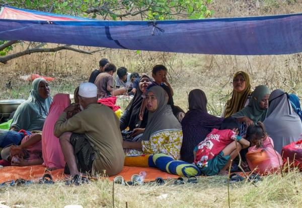 Des habitants ont passé la nuit dehors après le puissant séisme qui a secoué l'île indonésienne de Florès, dans l'est de l'archipel, le 16 août 2026 à Sikka, dans la province de Nusa Tenggara Est