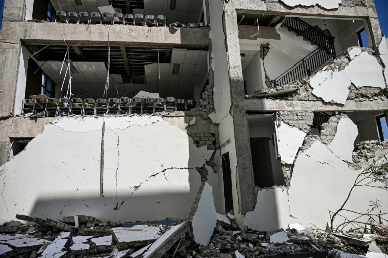 Un bâtiment universitaire détruit dans le puissant séisme qui a secoué l'île indonésienne de Florès, dans l'est de l'archipel, le 16 août 2026 à Ruteng, dans la province de Nusa Tenggara Est