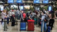 Des voyageurs bloqués à l'aéroport Soekarno-Hatta de Tangerang font la queue pour demander le remboursement de leurs billets après l'annulation de vols réguliers due à l'éruption du volcan Anak Krakatoa, le 6 septembre 2026 en Indonésie