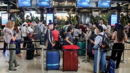 Des voyageurs bloqués à l'aéroport Soekarno-Hatta de Tangerang font la queue pour demander le remboursement de leurs billets après l'annulation de vols réguliers due à l'éruption du volcan Anak Krakatoa, le 6 septembre 2026 en Indonésie