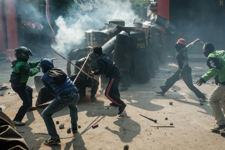 Affrontements entre policiers et manifestants, le 29 août 2025 à Jakarta, en Indonésie, après la mort d'un chauffeur de taxi-moto, écrasé par un véhicule des forces de l'ordre