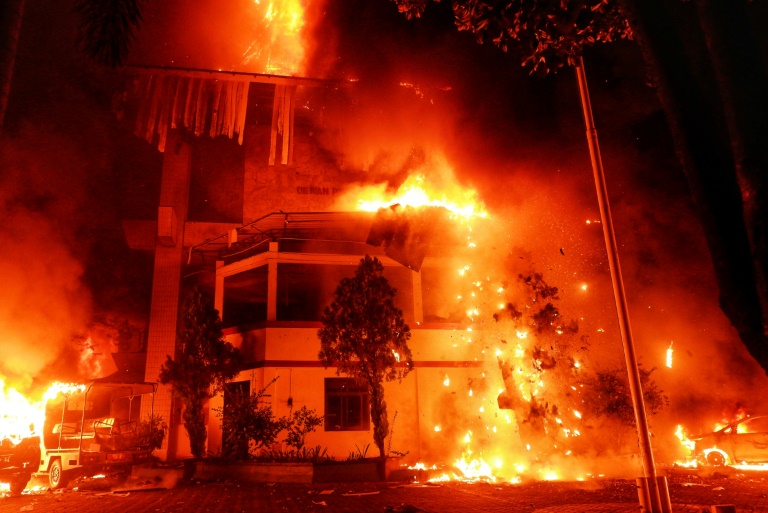 Les locaux en feu du conseil provincial et local de Makassar, principale ville indonésienne des Célèbes du sud théâtre de manifestations qui ont dégénéré après la mort d'un taxi-moto écrasé par un véhicule de police, le 29 août 2025