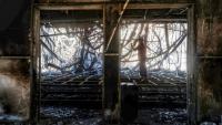 Les locaux incendiés du conseil provincial et local de Makassar, principale ville indonésienne des Célèbes du sud théâtre de manifestations qui ont dégénéré après la mort d'un taxi-moto écrasé par un véhicule de police, le 30 août 2025 