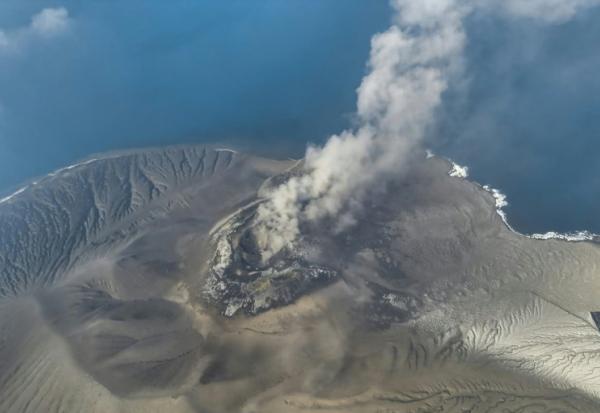 Photo, prise le 6 septembre 2026 et diffusée le 7 septembre 2026 par le Centre indonésien de volcanologie et de prévention des risques géologiques, montre le mont Krakatau (Krakatoa), crachant de la fumée et des cendres volcaniques lors d'une éruption