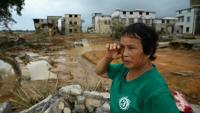Une femme examine les dégâts dans le village de Liulan, inondé lorsqu'un réservoir s’est effondré dans la ville de Hengzhou, dans la région du Guangxi, au sud-ouest de la Chine, le 8 juillet 2026