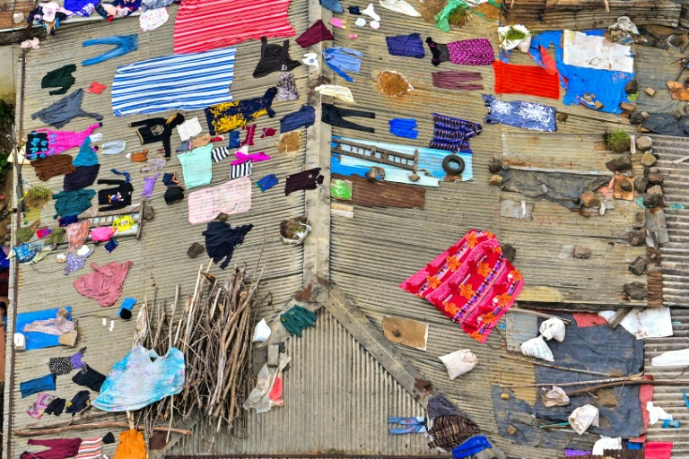 Des vêtements et autres affaires sèchent sur le toit d'une maison à Nuwara Eliya, au Sri Lanka, le 2 décembre 2025