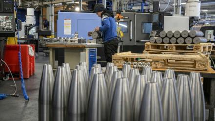 Un technicien travaille sur une ligne de production de corps d'obus dans l'atelier des Forges de Tarbes, le 17 mars 2025 dans les Hautes-Pyrénées