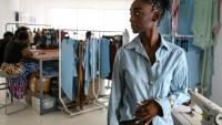 La styliste Loza Maléombho dans son atelier du quartier populaire de Treichville, à Abidjan, le 26 juin 2026 en Côte d'Ivoire 