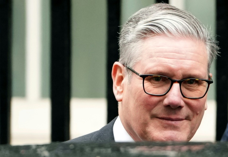 Le Premier ministre britannique Keir Starmer le 19 novembre 2025 à Londres sur le perron de Downing Street