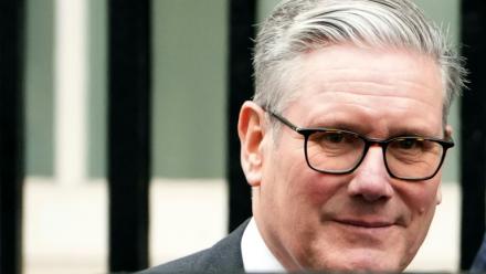 Le Premier ministre britannique Keir Starmer le 19 novembre 2025 à Londres sur le perron de Downing Street