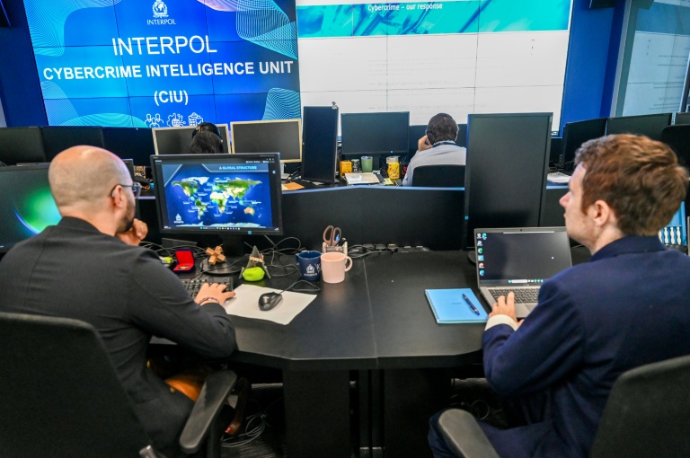 Des analystes dans les locaux d'Interpol à Singapour, le 29 janvier 2026 