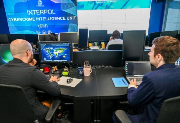 Des analystes dans les locaux d'Interpol à Singapour, le 29 janvier 2026 