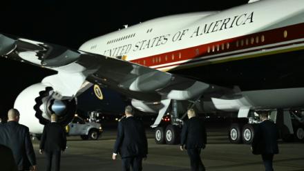 Le président américain Donald Trump marche vers Air Force One sur le tarmac de la base britannique de Mildenhall, le 8 juillet 2026