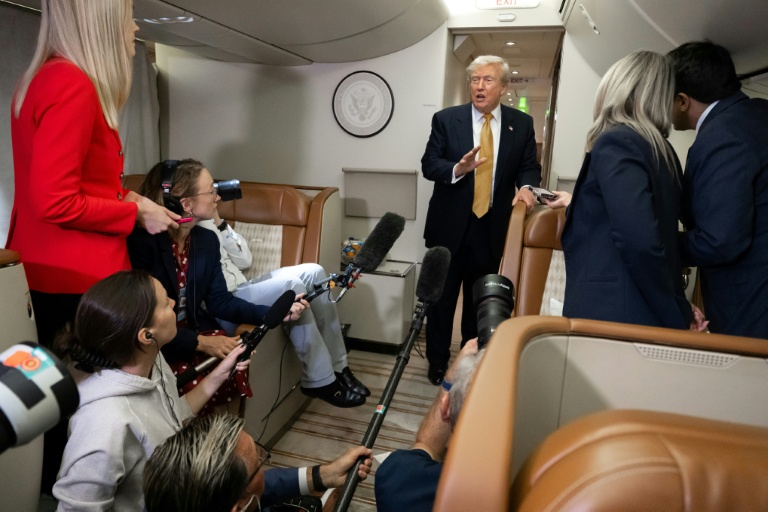 Le président américain Donald Trump s'adressant aux journalistes à bord d'Air Force One, le 9 juillet 2026
