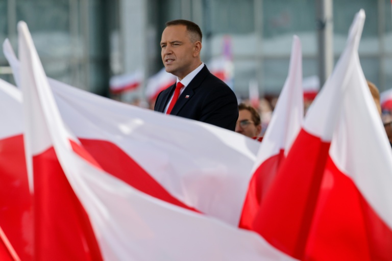 Le nouveau président polonais Karol Nawrocki lors d'une cérémonie officielle de prise de commandement des forces armées sur la tombe du soldat inconnu sur la place Pilsudski à Varsovie le 6 août 2025, après avoir prêté serment au parlement polonais
