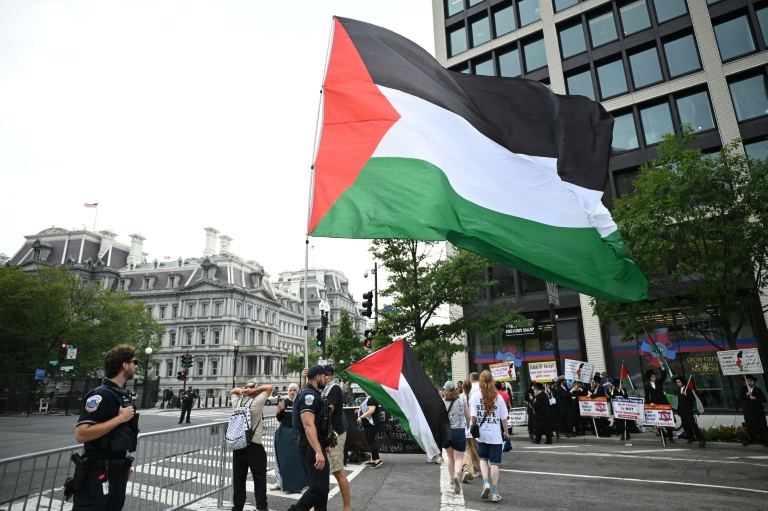 Des manifestants brandissent des drapeaux palestiniens près de la Maison Blanche à Washington pendant une visite du Premier ministre israélien Benjamin Netanyahu, le 28 juillet 2026