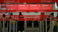 Un comptoir d'enregistrement de la compagnie Emirates à l'aéroport international de Gatwick, au sud de Londres, le 28 février 2026