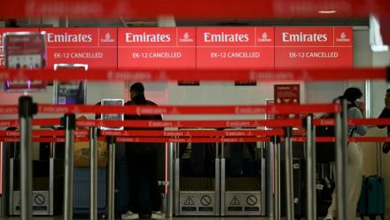 Un comptoir d'enregistrement de la compagnie Emirates à l'aéroport international de Gatwick, au sud de Londres, le 28 février 2026