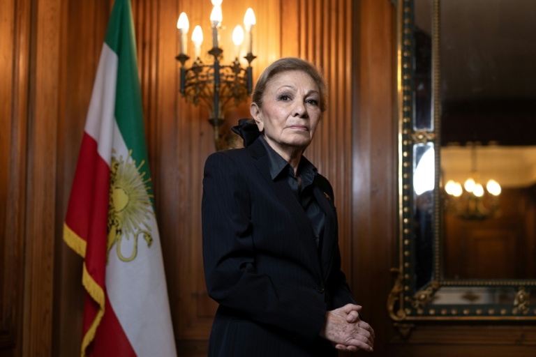 La veuve de l'ex-chah d'Iran, Farah Pahlavi, chez elle à Paris, le 20 janvier 2025