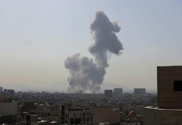 Un panache de fumée s'élève au-dessus d'un secteur de Téhéran alors que les Etats-Unis et Israël ont lancé des frappes sur l'Iran, le 28 février 2026