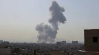 Un panache de fumée s'élève au-dessus d'un secteur de Téhéran alors que les Etats-Unis et Israël ont lancé des frappes sur l'Iran, le 28 février 2026
