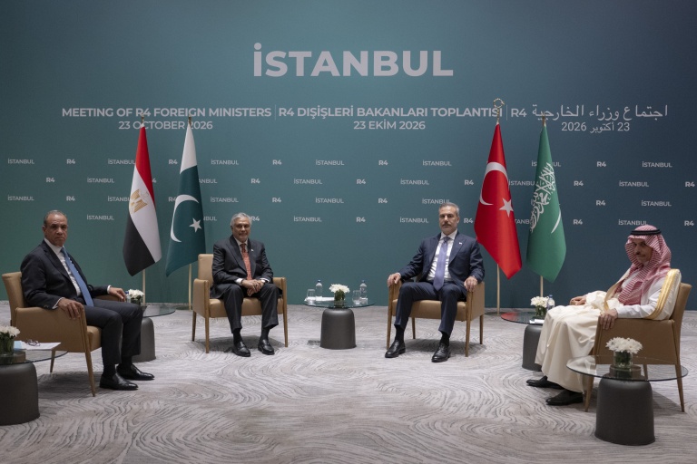 De g à d: les chefs de la diplomatie égyptienne Badr Abdelatty, pakistanaise Ishaq Dar, turc Hakan Fidan et saoudien Faiçal ben Farhan Al-Saoud réunis à Istanbul, le 23 octobre 2026
