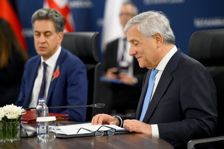 Le ministre italien des Affaires étrangères Antonio Tajani (d) et son homologue britannique Ed Miliband à Istanbul, le 23 octobre 2026