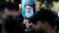 Un portrait de l'ayatollah Khamenei brandi lors d'une manifestation de soutien à la République islamique, à Bagdad le 16 janvier 2026