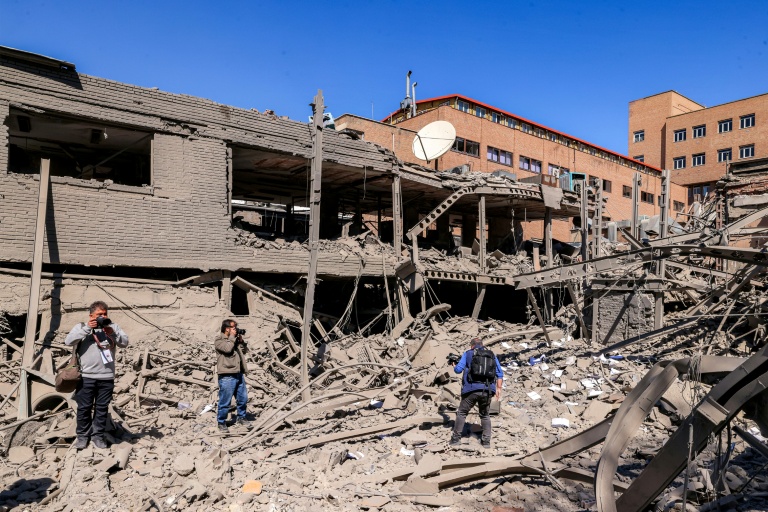 Des journalistes filment les dégâts provoqués par des frappes sur l'Université de technologie Sharif à Téhéran, le 7 avril 2026 en Iran