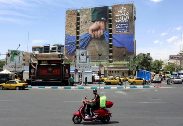Une affiche géante représentant le détroit d'Ormuz avec une inscription en persan "À jamais dans la main de l'Iran", place Vanak à Téhéran, le 6 mai 2026