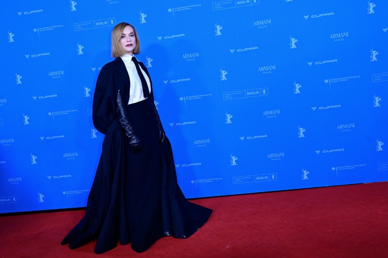 L'actrice française Isabelle Huppert arrive, le 16 février 2026, 
pour la première du film 'Die Blutgraefin' (La comtesse sanglante) présenté dans le cadre de la Berlinale