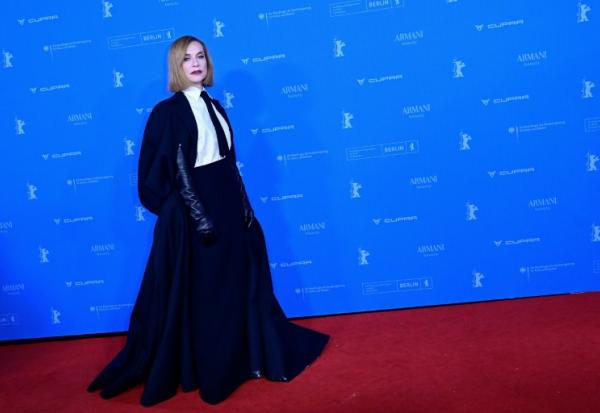 L'actrice française Isabelle Huppert arrive, le 16 février 2026, 
pour la première du film 'Die Blutgraefin' (La comtesse sanglante) présenté dans le cadre de la Berlinale