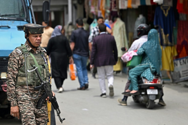 Un membre du personnel paramilitaire indien monte la garde dans une rue de Srinagar, le 5 mai 2025 au Cachemire indien