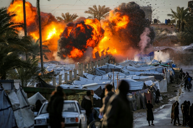 Une frappe israélienne près d'un campement de personnes déplacées à Deir el-Balah, dans le centre de la bande de Gaza, le 25 mars 2026