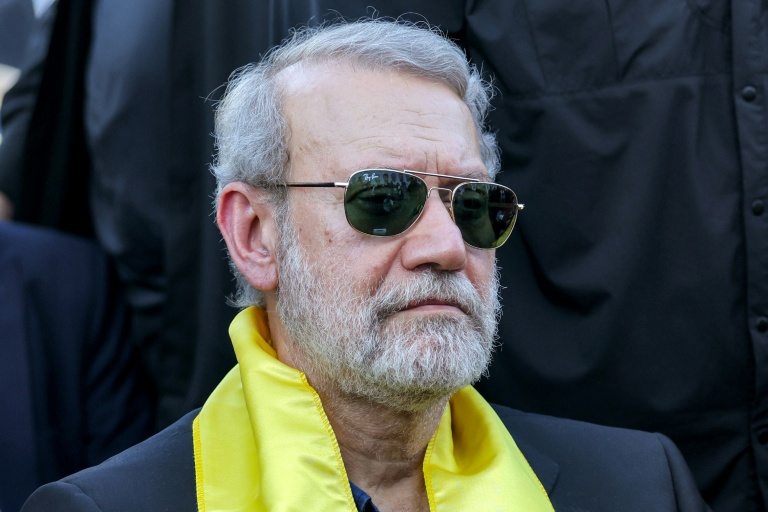 Le chef de la sécurité iranienne, Ali Larijani, assiste à une cérémonie organisée par le Hezbollah, mouvement chiite libanais, commémorant le premier anniversaire de l'assassinat par Israël de son chef historique, Hassan Nasrallah, dans la banlieue sud de Beyrouth, le 27 septembre 2025