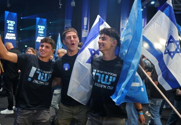 Des Israéliens saluent les premières estimations des résultats des législatives lors de la soirée électorale du parti Yashar de Gadi Eisenkot, le 27 octobre 2026 à Tel-Aviv