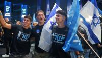Des Israéliens saluent les premières estimations des résultats des législatives lors de la soirée électorale du parti Yashar de Gadi Eisenkot, le 27 octobre 2026 à Tel-Aviv