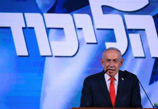 Le Premier ministre israélien Benjamin Netanyahu s'adresse à ses partisans lors d'une soirée électorale après l'annonce des premiers sondages à la sortie des urnes, le 28 octobre 2026 à Jérusalem