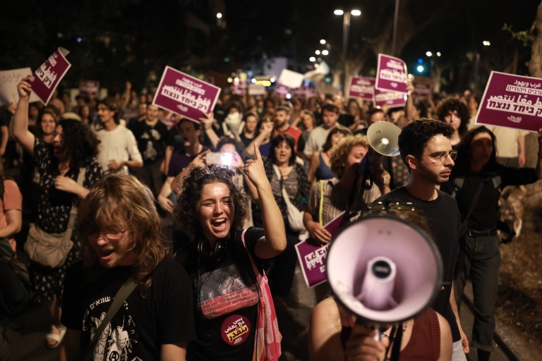 Des partisans de la gauche israélienne manifestent pour réclamer la formation d'un gouvernement avec les partis arabes, le 28 octobre 2026 à Tel-Aviv  