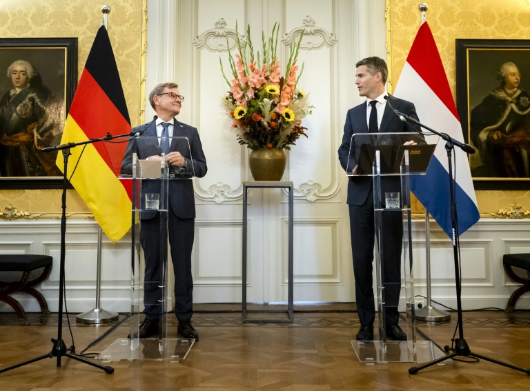Le ministre néerlandais des Affaires étrangères Tom Berendsen (d) et son homologue allemand Johann Wadephul (g),  lors d'une presse à La Haye, le 28 septembre 2026 aux Pays-Bas