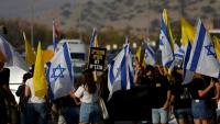 Des manifestants israéliens réclament une trêve à Gaza et la libération des otages, près du du kibboutz Amiad dans le nord d'Israël le 26 août 2025 avant une réunion du gouvernement israélien en soirée.
