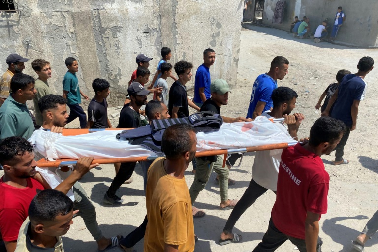 Des Palestiniens transportent le corps d'un des cinq journalistes tués lors d'une frappe israélienne sur l'hôpital Nasser à Khan Younès, dans le sud de Gaza, lors de funérailles, le 25 août 2025 