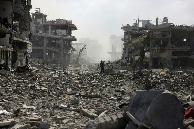 Un jeune Palestinien se tient au milieu de destructions à Jabalia, dans le nord de la bande de Gaza, le 25 août 2025