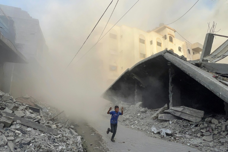 Un jeune Palestinien fuit des frappes aériennes israéliennes à Jabalia, dans le nord de la bande de Gaza, le 19 août 2025