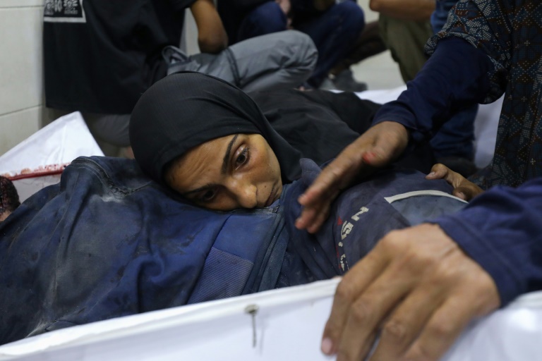 Une Palestinienne pleure la mort d'un proche dans un bombardement israélien à l'hôpital Al-Awda à Nousseirat, dans la bande de Gaza, le 20 août 2025