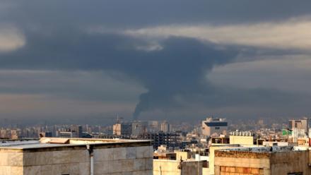 Une colonne de fumée s'élève après une frappe aérienne à Téhéran, le 7 mars 2026 